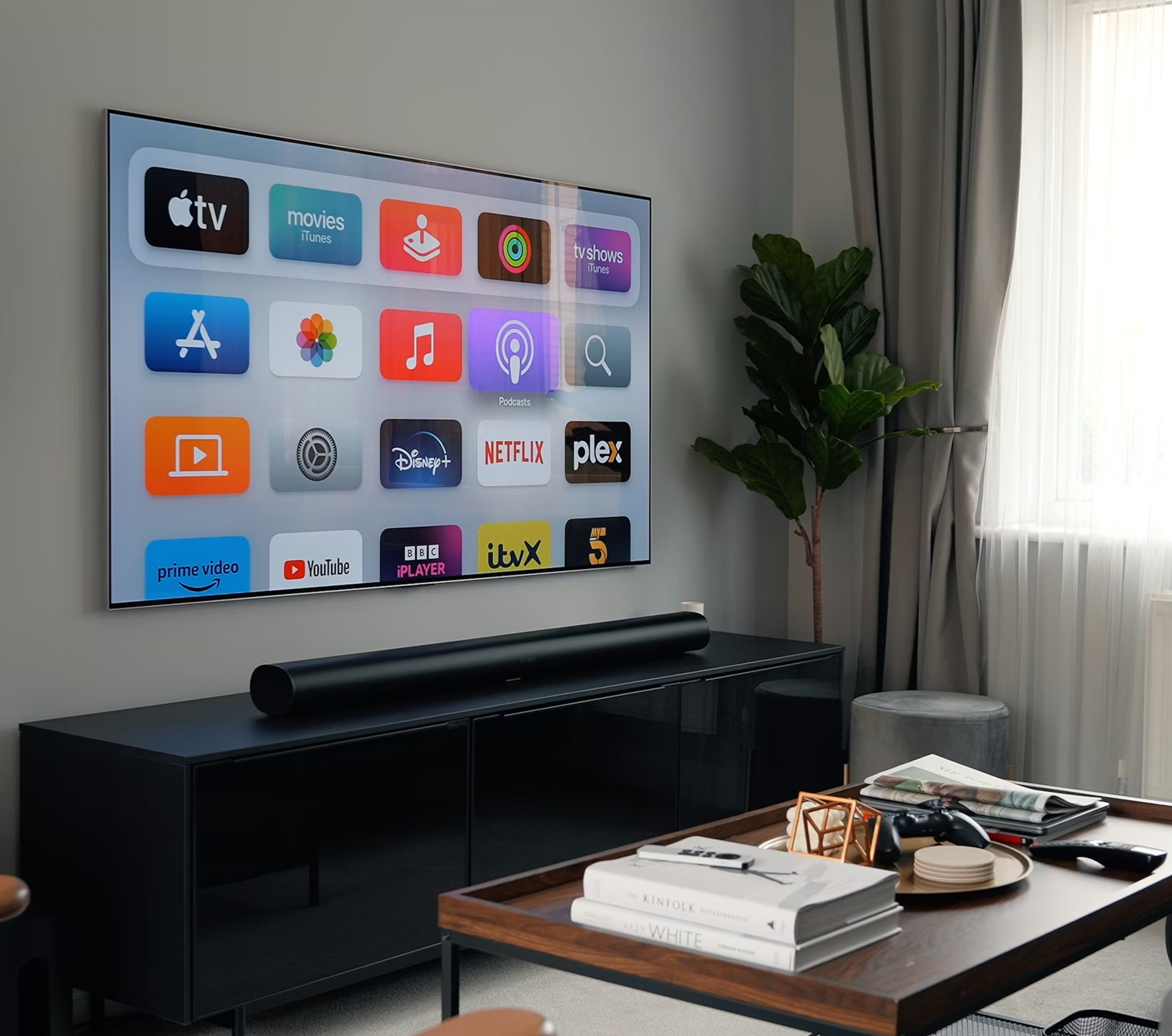 Smart-TV im Wohnzimmer zeigt Streaming-Apps